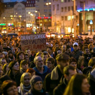 Herec Matej Struhár a filmár Šimon Horna, napísali hymnu pre štrajkujúcich pedagógov BOMBING