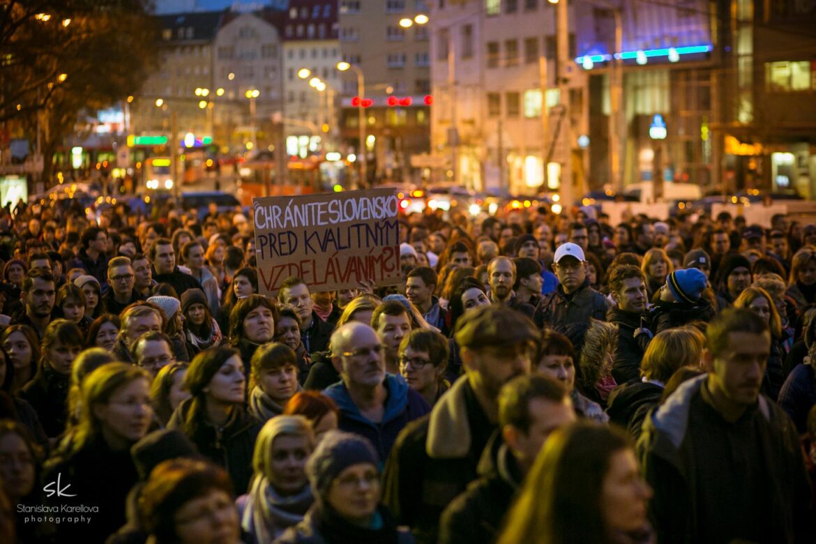Herec Matej Struhár a filmár Šimon Horna, napísali hymnu pre štrajkujúcich pedagógov BOMBING