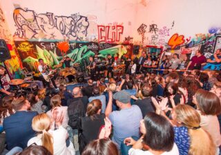 Na Spots #4 v opustenej nemocnici oslávili Lavagance dekádu na scéne! Zahrali im aj Prešporskí junáci, DJ Koki a harfa BOMBING