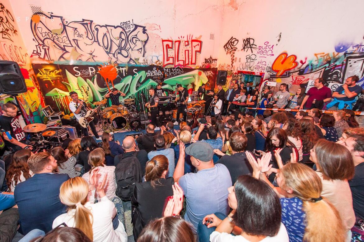 Na Spots #4 v opustenej nemocnici oslávili Lavagance dekádu na scéne! Zahrali im aj Prešporskí junáci, DJ Koki a harfa BOMBING