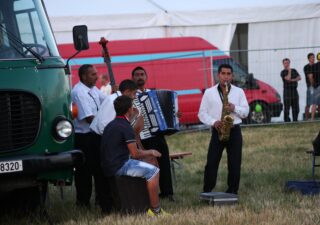 PARA, SLOBODNÁ EURÓPA, KORBEN DALLAS ČI PARNO GRASZT A CHALANI Z CHATRČE ZAHRAJÚ V RÓMSKEJ OSADE V MOLDAVE NAD BODVOU BOMBING