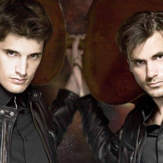 Fenomenálny 2CELLOS sa v lete predstavia na Devíne BOMBING