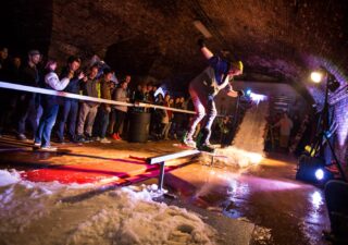 V neprístupnej pivnici sa konala vernisáž Boardlife. Boli aj Vec, Haf, Lucifers - to bol Spots #3 BOMBING