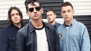 Arctic Monkeys zahrajú na maďarskom Szigete BOMBING 2