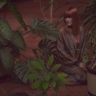 MELANCHOLICKÝ ELEKTROPOP A ZASTRETÝ ALT. TAKTO ZNIE DEBUT SPEVÁČKY BARBORY BLOOM BOMBING 2