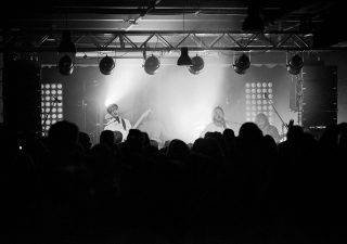 Hĺbavá Katarzia a živelný Billy Barman v Trnavskom Music a Café odohrali skvelé koncerty BOMBING 1