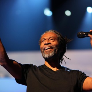 Džezový spevák BOBBY MCFERRIN sa v júni predstaví v Bratislave BOMBING