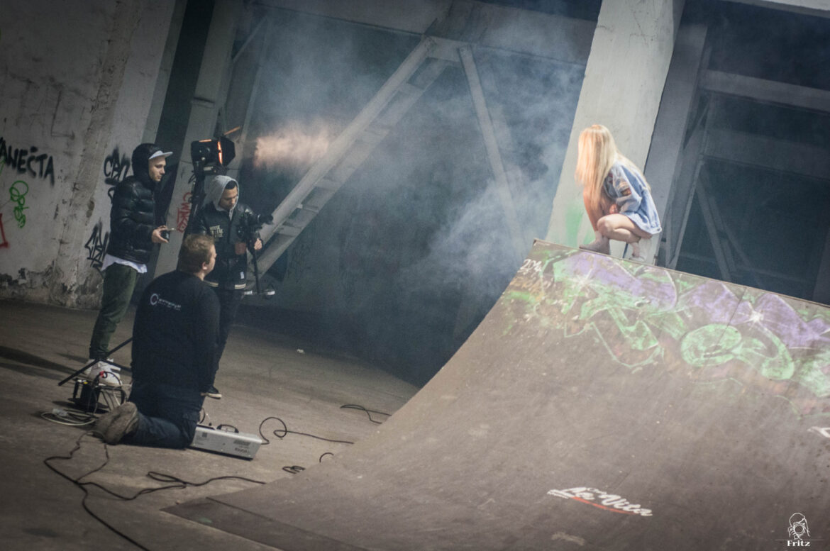 Duet Môj svet od príležitostne rapujúcej Simy a rapera Pil C aj na videu BOMBING 4