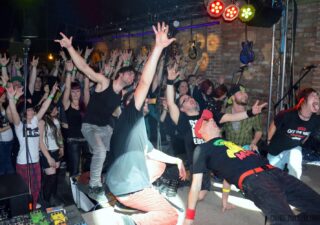 Fotoreport: SMOLA A HRUŠKY, Queens Pub Púchov 07.03.2015 BOMBING