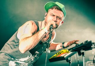 Dub FX vystúpi v lete na Uprisingu  . BOMBING