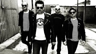 Legendárna punk & rockandrollová kapela EXTIP opráši naživo svoj kultový album „PEKNÝ, ŠKAREDÝ DEŇ“, vyráža s ním na TURNÉ! BOMBING 7