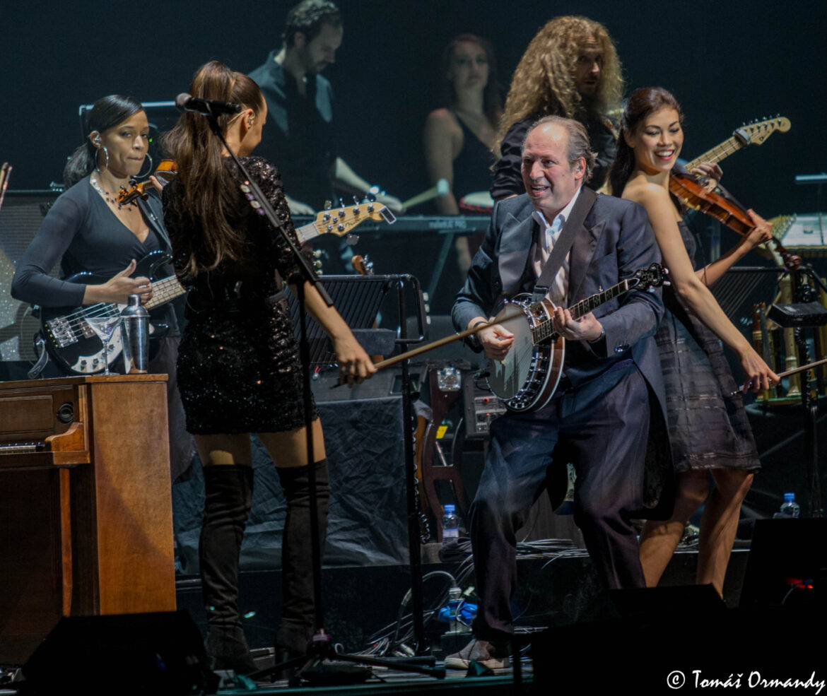 Hans Zimmer predviedol fenomenálnu hudobnú aj svetelnú šou ... BOMBING 1