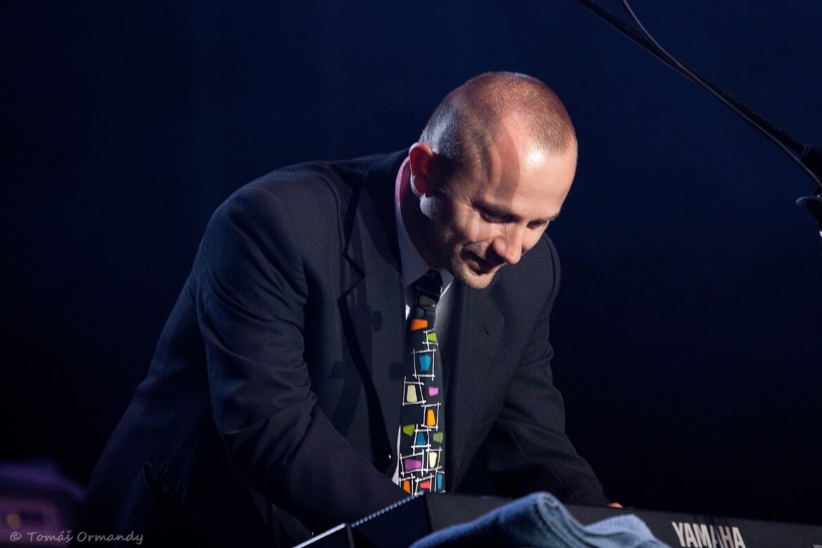 BEZ LADU A SKLADU PARA TOUR 2015 BOMBING 1