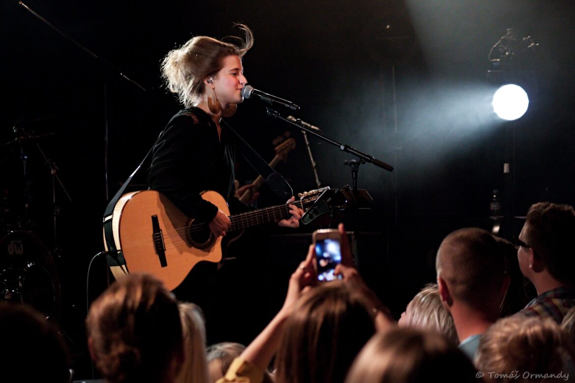 Belgická hudobníčka a speváčka Selah Sue vystúpi v Bratislave. BOMBING 5