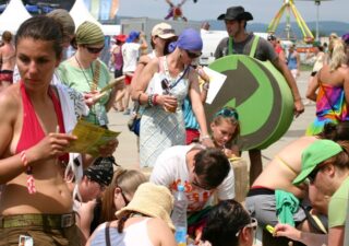 ENVI-PAK spoločne s návštevníkmi festivalu Pohoda vytvoril obrovskú eko-stopu BOMBING