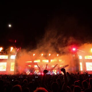 Kabát predviedol nevídanú hudobno - svetelnú šou. BOMBING