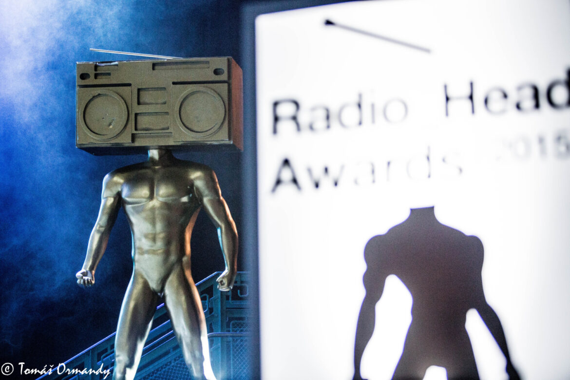 Ceny za Album roka si rozdelili starí harcovníci, aj také boli Rádiohlavy 2015 BOMBING 1