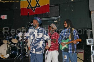 Na Uprising príde pravé Roots Reggae z Jamajky. Israel Vibration.  BOMBING