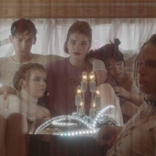 KATARZIA V NOVOM KLIPE UKAZUJE HODINOVÝ HOTEL AKO STROJ NA SNY BOMBING