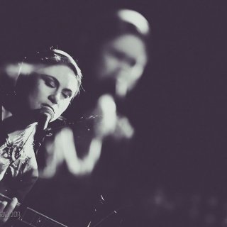 LENKA DUSILOVÁ A LONGITAL CHYSTAJÚ HUDOBNÉ PREKVAPENIE NA KONCERTE V BRATISLAVE BOMBING