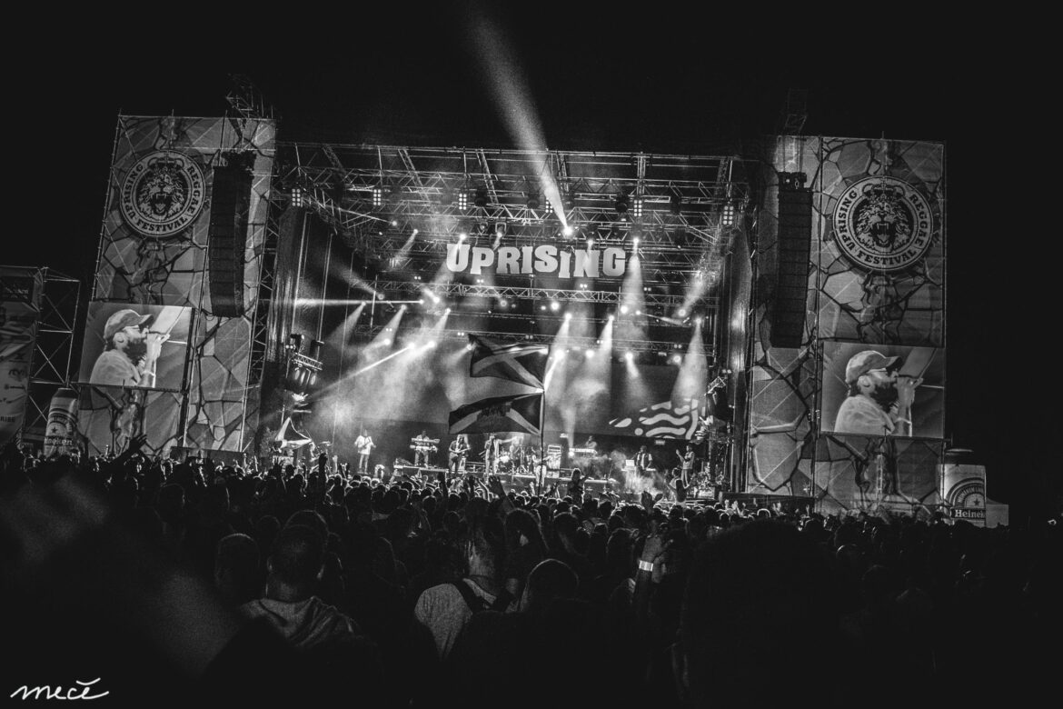 Uprising 2016 v čiernobielej BOMBING