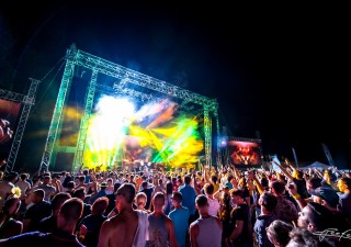 NEON festival 2016: Spokojnosť kapiel, nadšenie fanúšikov aj kvalitná produkcia BOMBING 4