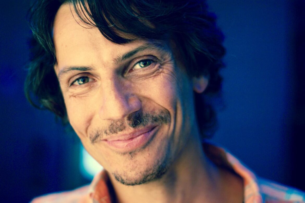 Spevák Peter Adamov prichádza s novinkou Portrait BOMBING 2