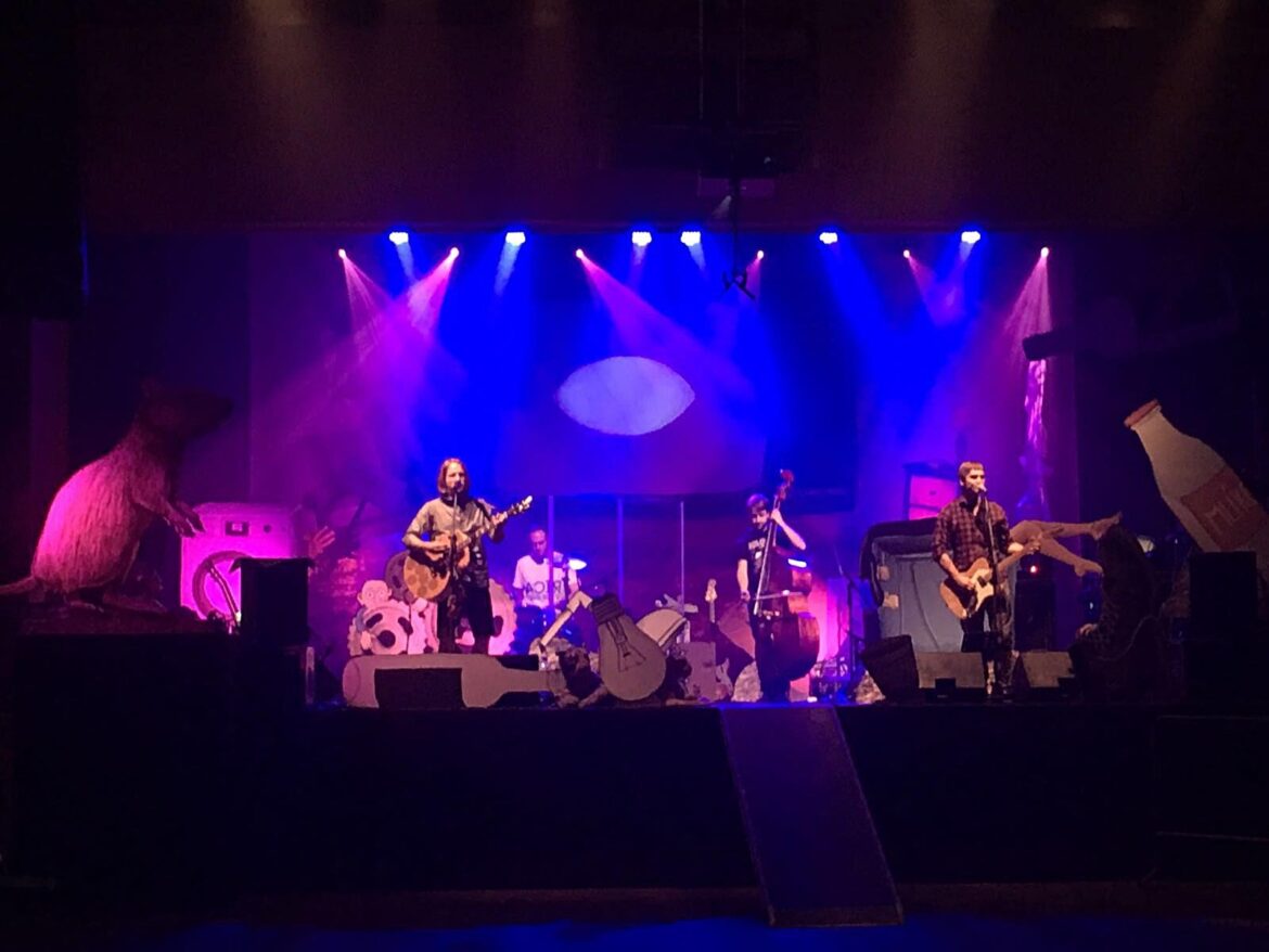 Tomáš Klus po ročnej pauze opäť koncertuje a mieri na Slovensko BOMBING 4