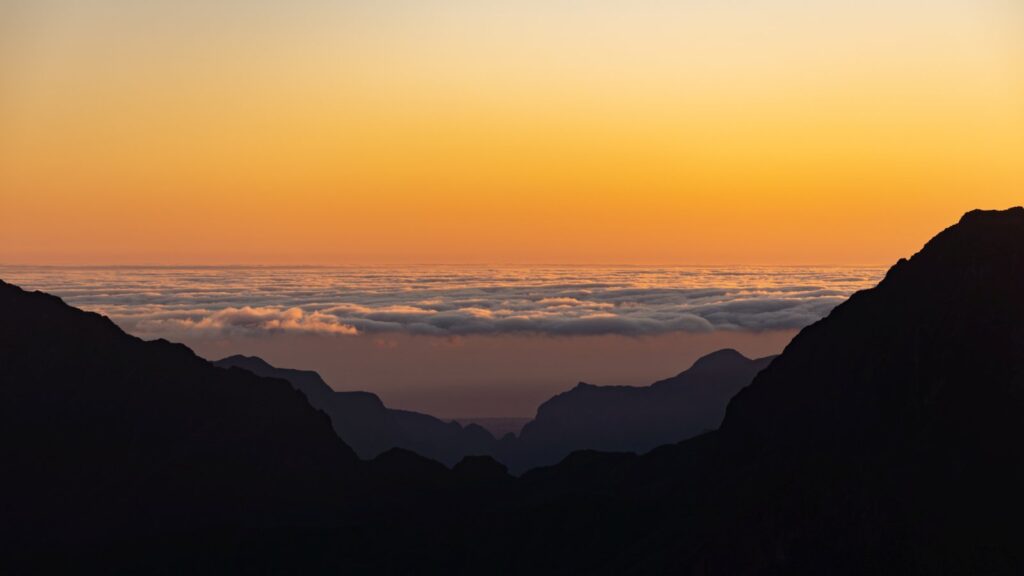 Vychod slnka na vrchu Piton Maido, La Reunion, Andrea Skvareninova