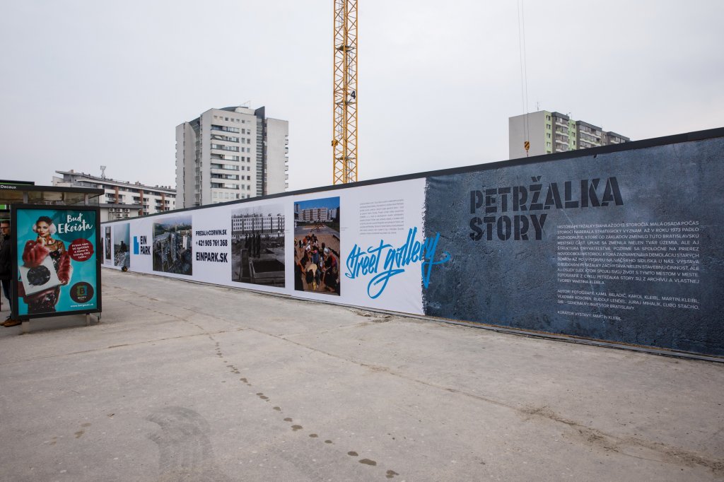 Netradičná galéria na plote prináša Petržalský príbeh na raritných fotografiách BOMBING 2