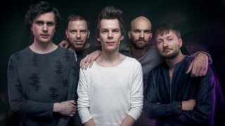 Zrní odohrajú koncert k novému albumu "Jiskřící" nakoniec iba v Bratislave BOMBING