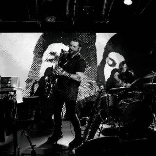 Album False Beacon od skupiny Autumnist narušil ich pravidelný interval vydávania albumov BOMBING 2