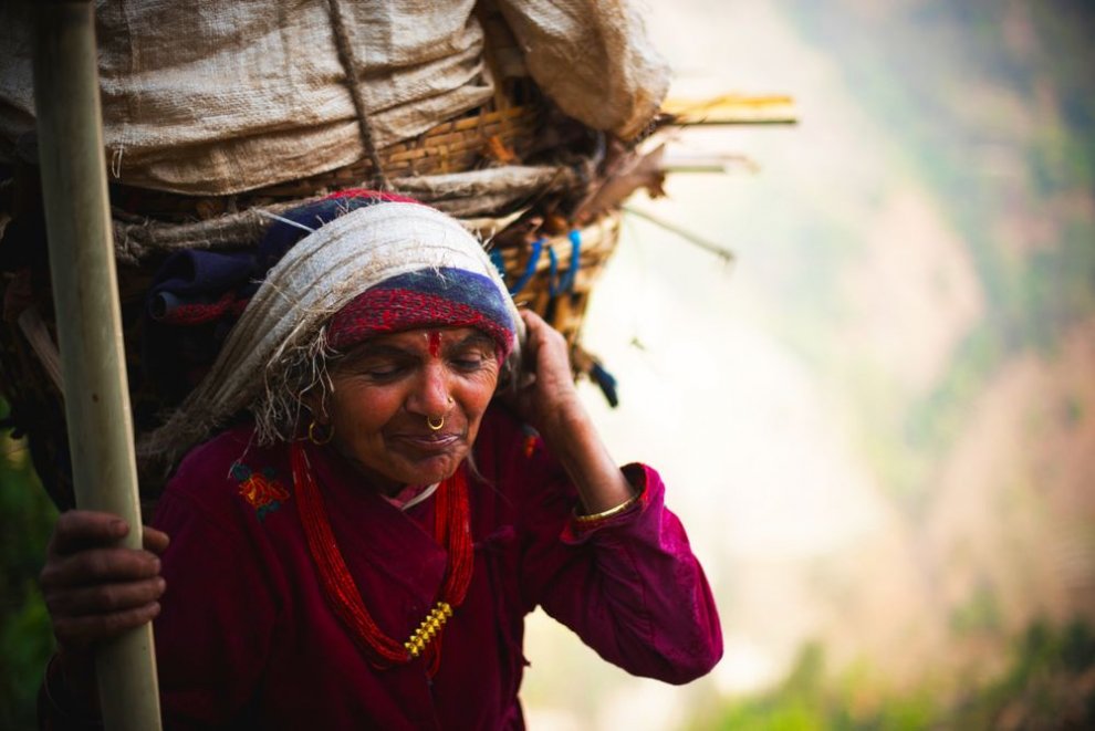 babka s plnym kosom dreva na hlave, Nepal, Matej Cerulik uprava