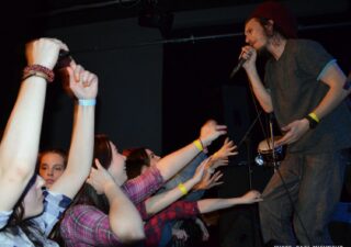 Medial Banana postavili na nohy celý Trenčín. Sledujte report z ich koncertu v klube Lúč. BOMBING