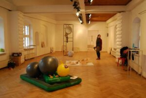 Vernisáž výstavy Evy Masarykovej Kto opravuje už zajtra BOMBING 1