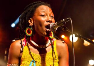 ÚŽASNÁ FATOUMATA DIAWARA VYSTÚPI SPOLU S KLAVIRISTOM ROBERTOM FONSECOM  BOMBING