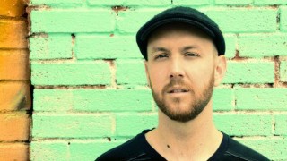 Americký spevák Matt Simons na konci apríla zahrá pre slovenské publikum BOMBING