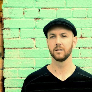 Americký spevák Matt Simons na konci apríla zahrá pre slovenské publikum BOMBING