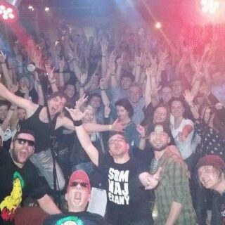 Dan Nekonečný prinesie šialenú exotiku na pražský krst nového albumu Smola a Hrušky. BOMBING 1